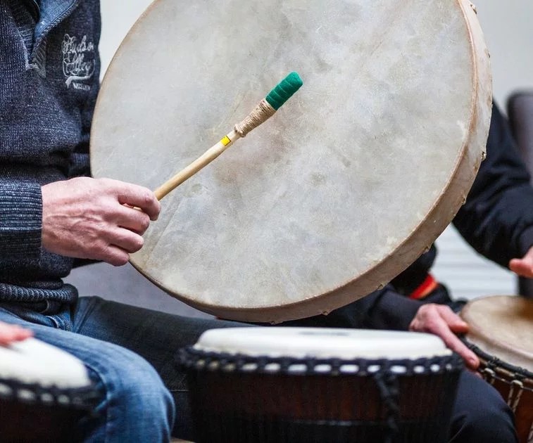 Artikelbild - Ganz im Rhythmus: Ein Blick ins (Körperarbeit entspannt & bewegt) von herful